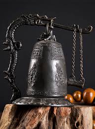 Đúc chuông đồng có giá gỗ đặt phòng thờ gia tiên.