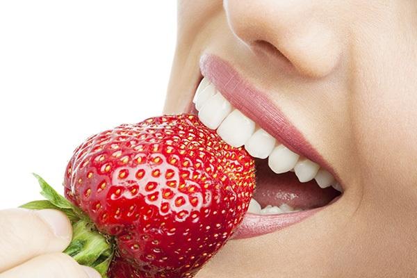 Bật mí cách làm trắng răng đơn giản tại nhà bằng bài thuốc dân gian1