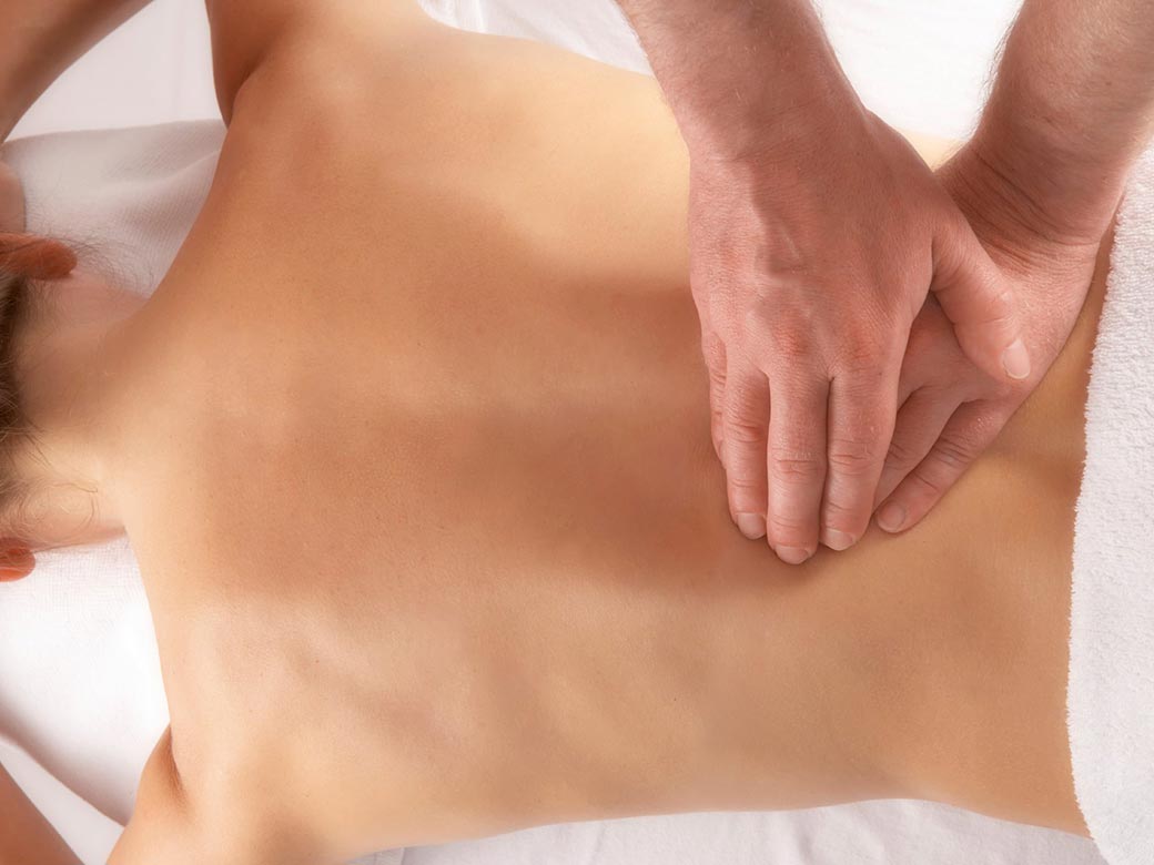 Có nên chữa thoát vị đĩa đệm bằng bấm huyệt hay không